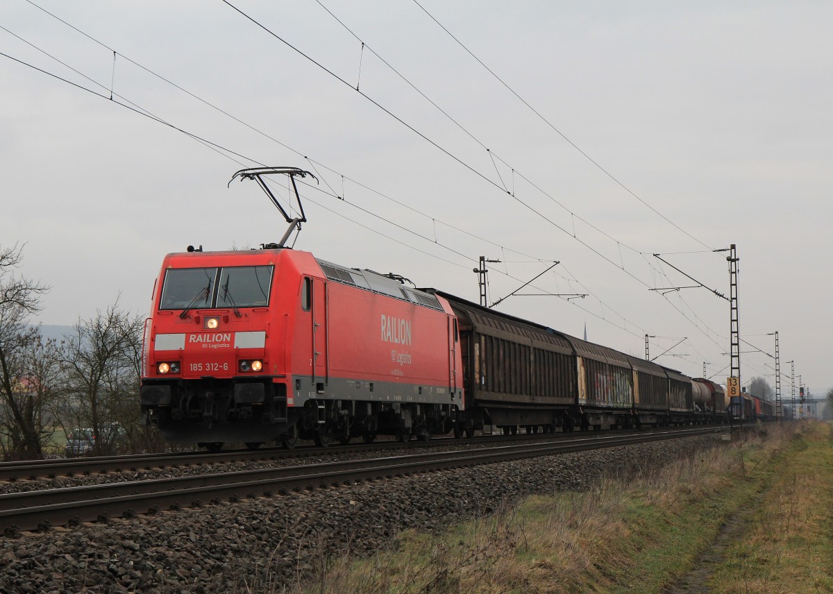185 312-6 mit einem gemischten G�terzug am 20. Februar 2014 bei Th�ngersheim