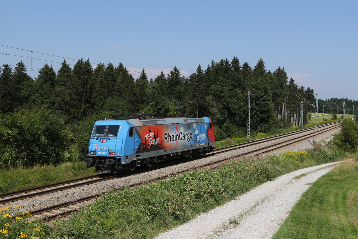 185 340 von  Rhein Cargo  aus  Freilassing kommend am 11. August 2020 bei Grabenst�tt.