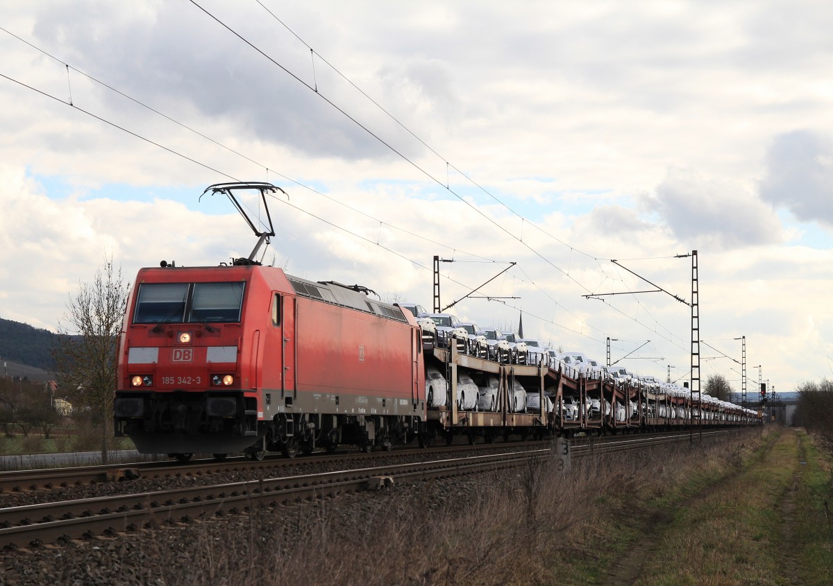 185 342-3 war am 20. Februar 2014 mit einem Autozug bei Th�ngersheim unterwegs.