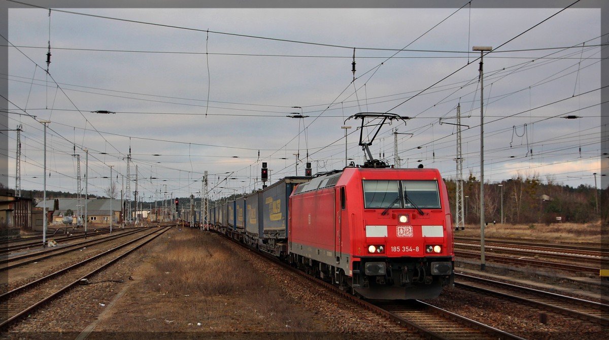 185 354 bei der Durchfahrt des Bahnhofes Neustrelitz Hbf am 13.03.2016