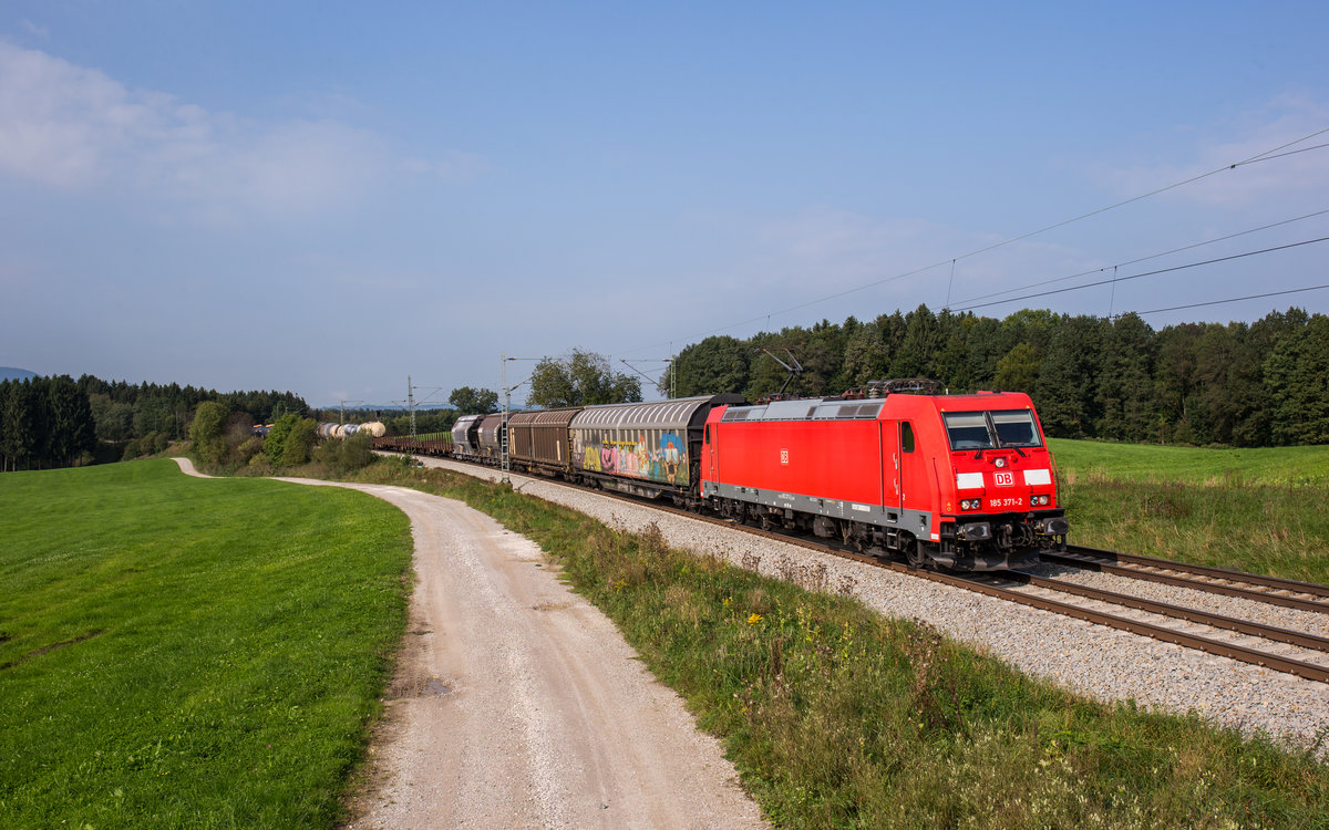 185 371-2 mit einem gemischten G�terzug am 23. September 2017 bei Grabenst�tt.