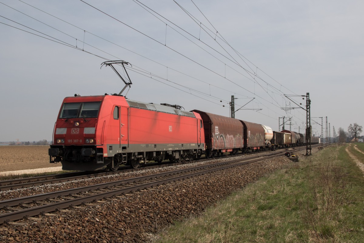 185 387-8 mit einem gemischten G�terzug. Aufgenommen am 9. April 2015 bei Mintraching.