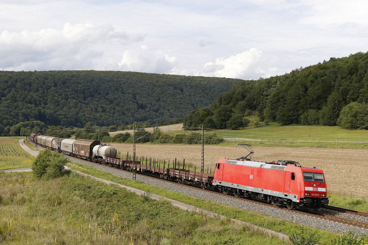 185 388-6 mit einem gemischten G�terzug bei Harrbach am 18. August 2017.