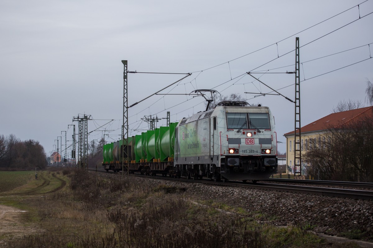185 389-4 war am 2. Januar 2016 bei Burgweinting in Richtung N�rnberg unterwegs.