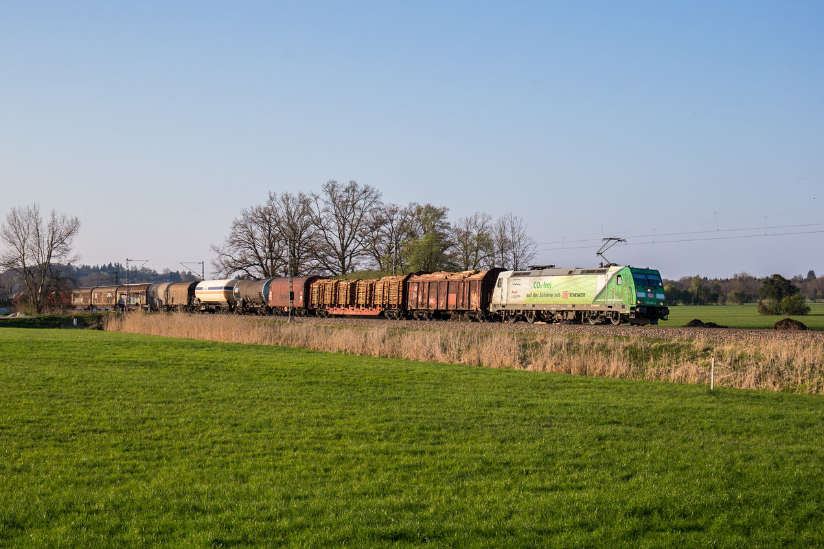 185 389 mit einem gemischten G�terzug am 9. April 2017 bei Weisham.
