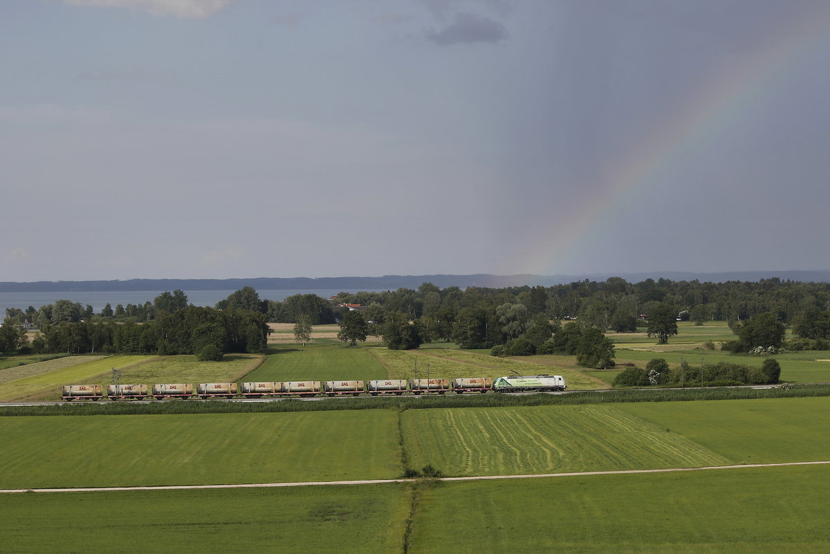 185 389 mit einem M�llzug unterwegs in Richtung Traunstein. Aufgenommen am 28. Mai 2018 bei Bernau am Chiemsee.