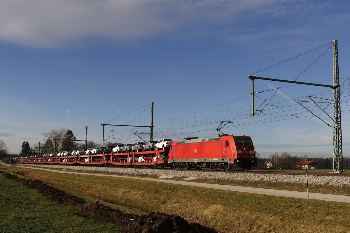 185 394 war mit einem Autozug am 28. Dezember 2018 bei �bersee in Richtung Freilassing unterwegs.