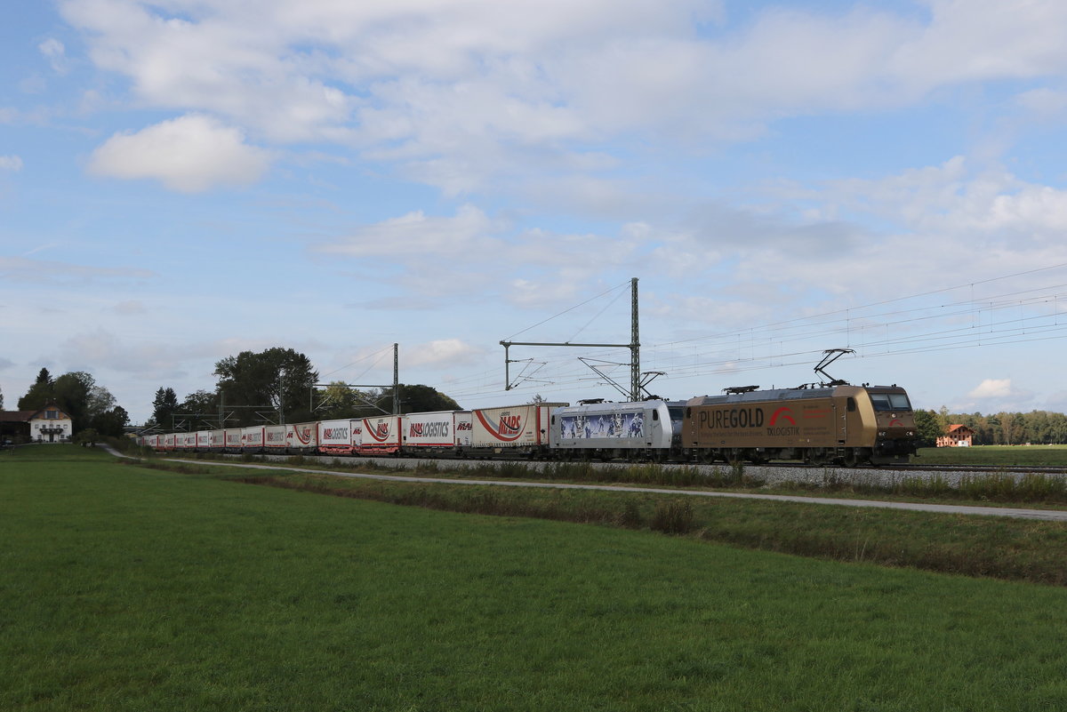 185 538  Pure Gold  und 185 540  Oma Liesel  mit Werbung f�r die  Kassel Huskies  waren am 30. September 2020 mit dem  Mars-Zug  bei �bersee am Chiemsee in Richtung Salzburg unterwegs.