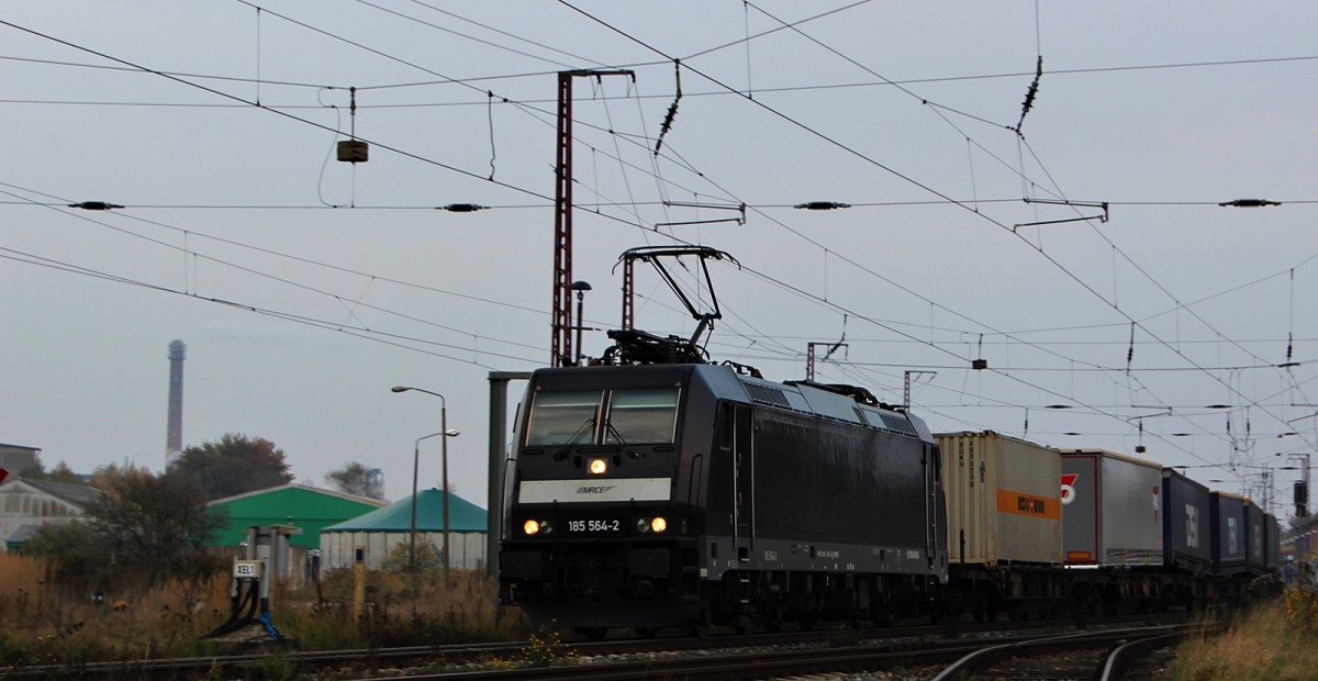 185 564-2 mit Aufliegerzug in Anklam am 12.10.13