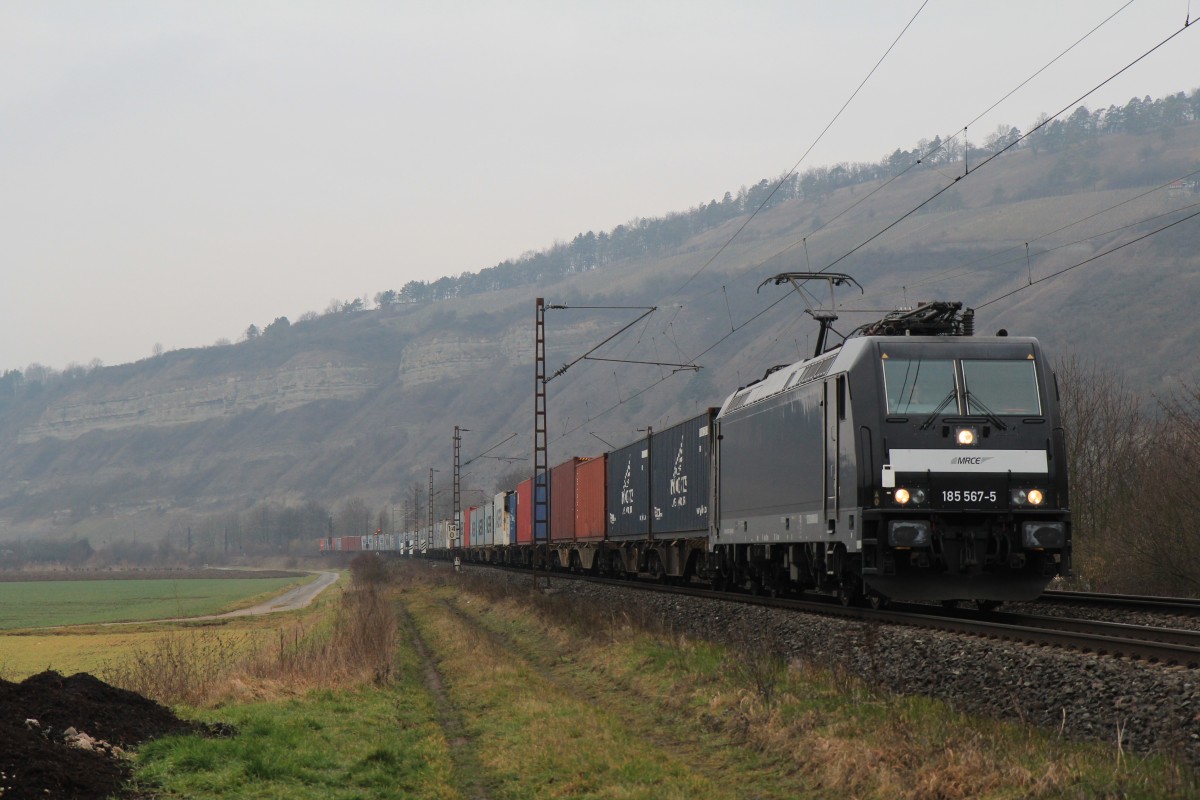 185 567-5 auf dem Weg in Richtung W�rzburg. Aufgenommen am 20. Februar 2014 kurz vor Th�ngersheim.