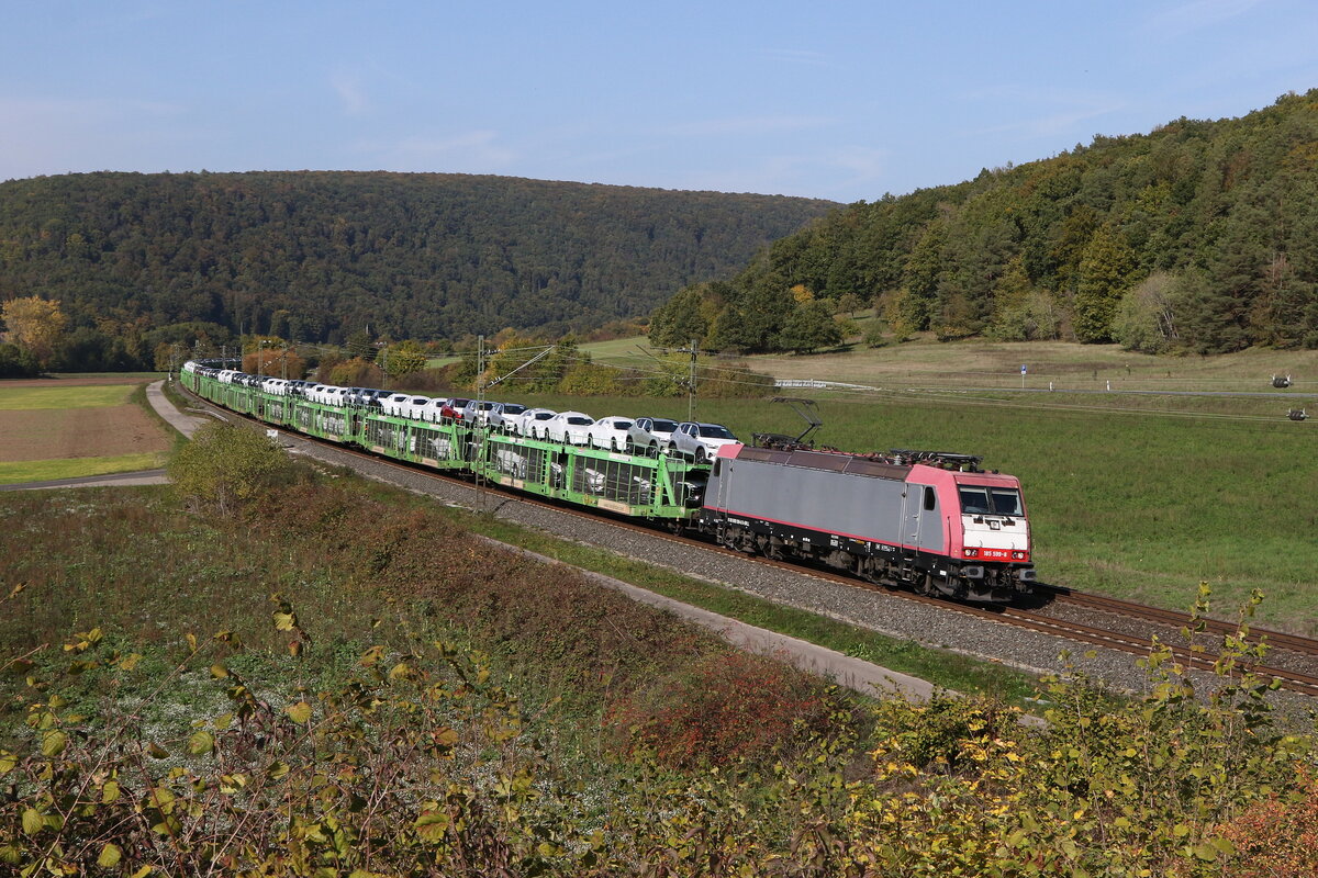 185 599 mit einem Autozug auf dem Weg nach W�rzburg am 12. Oktober 2022 bei Harrbach am Main.