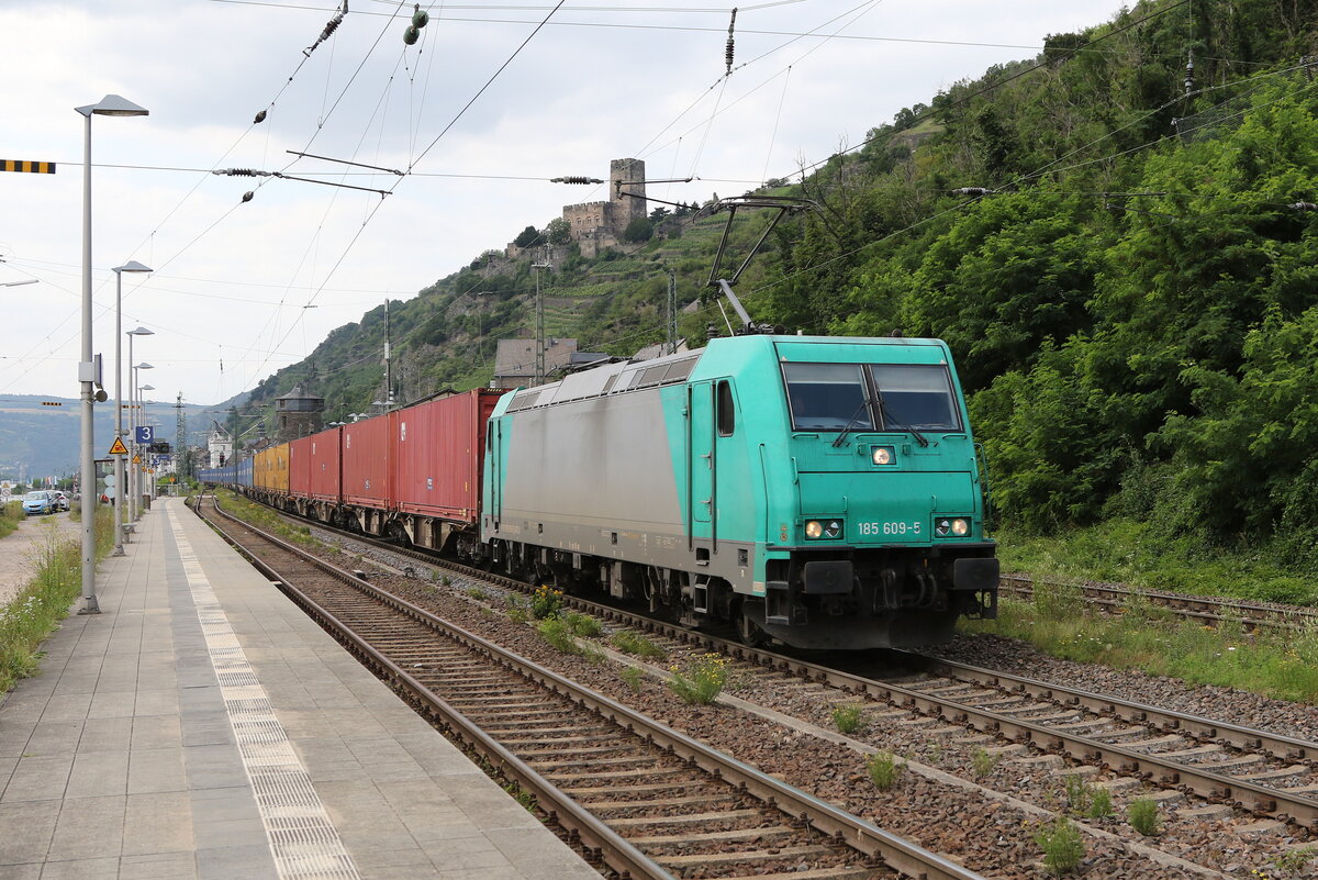 185 609 mit ein Containerzug am 22. Juli 2021 bei Kaub am Rhein.