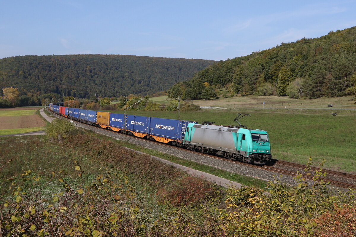 185 616 war am 12. Oktober 2022 mit einem Containerzug bei Harrbach in Richtung W�rzburg unterwegs.