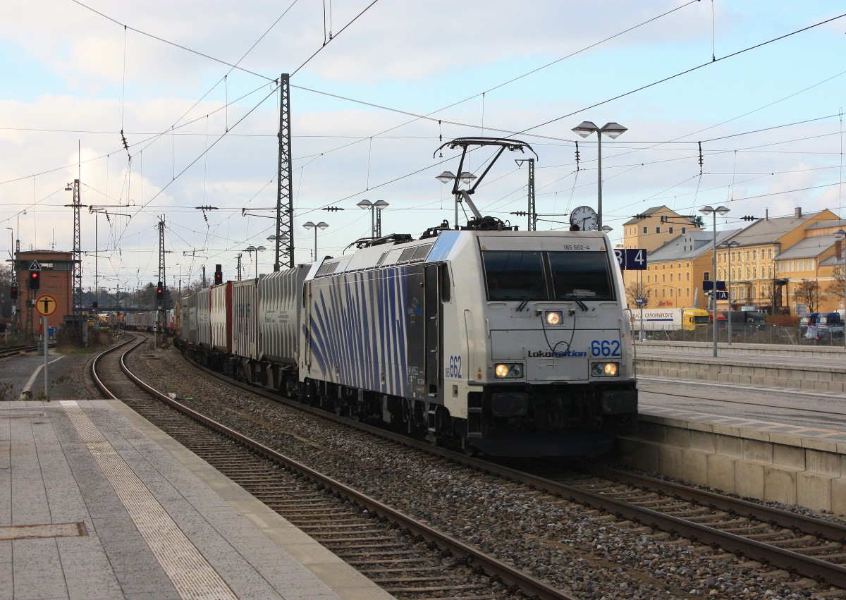 185 662 durchf�hrt mit einem Containerzug am 30. November 2013 auf dem Weg nach Italien den Bahnhof von Rosenheim.