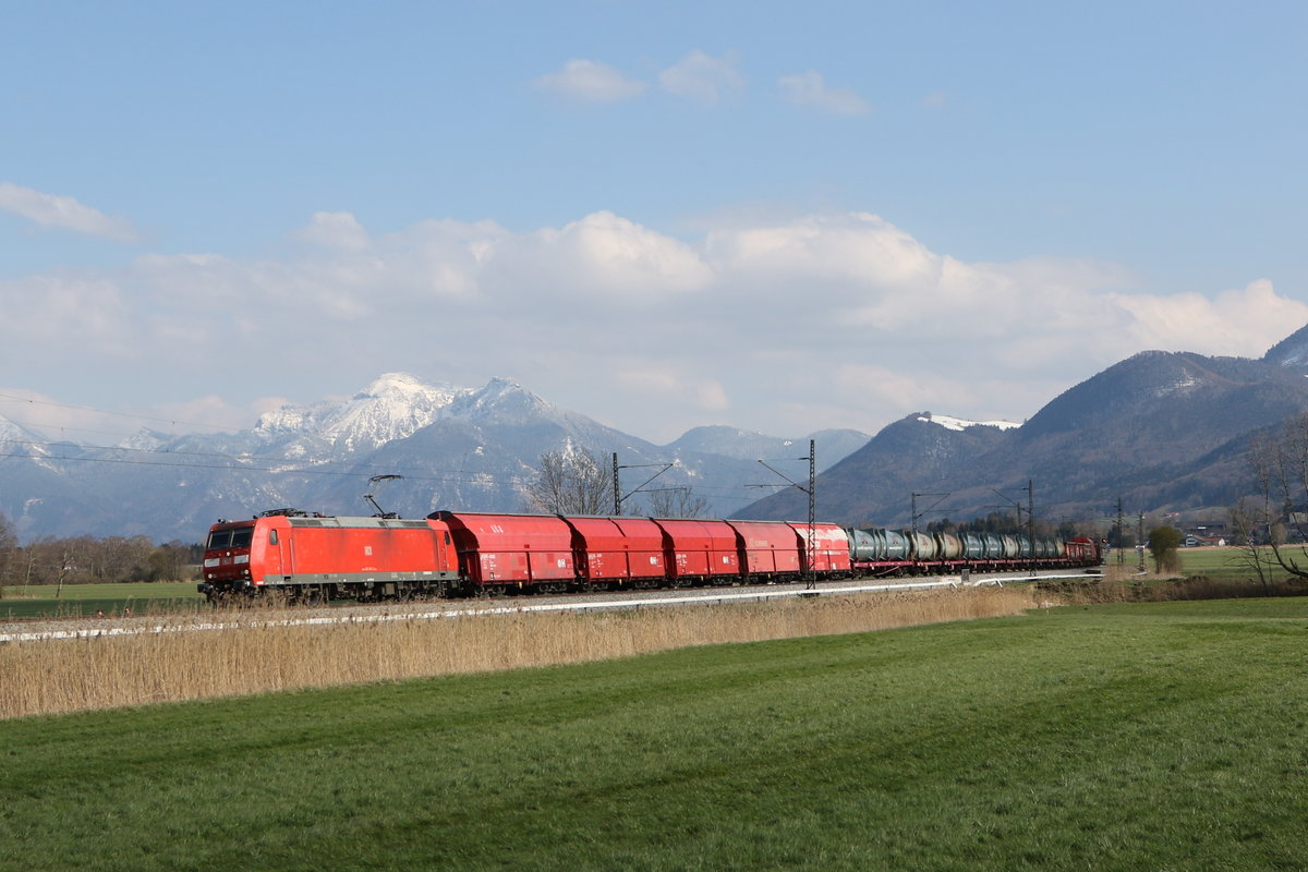 185 662 war am 16. April 2021 mit der  �bergabe  von Freilassing nach Rosenheim unterwegs. Aufgenommen bei Bernau am Chiemsee.
