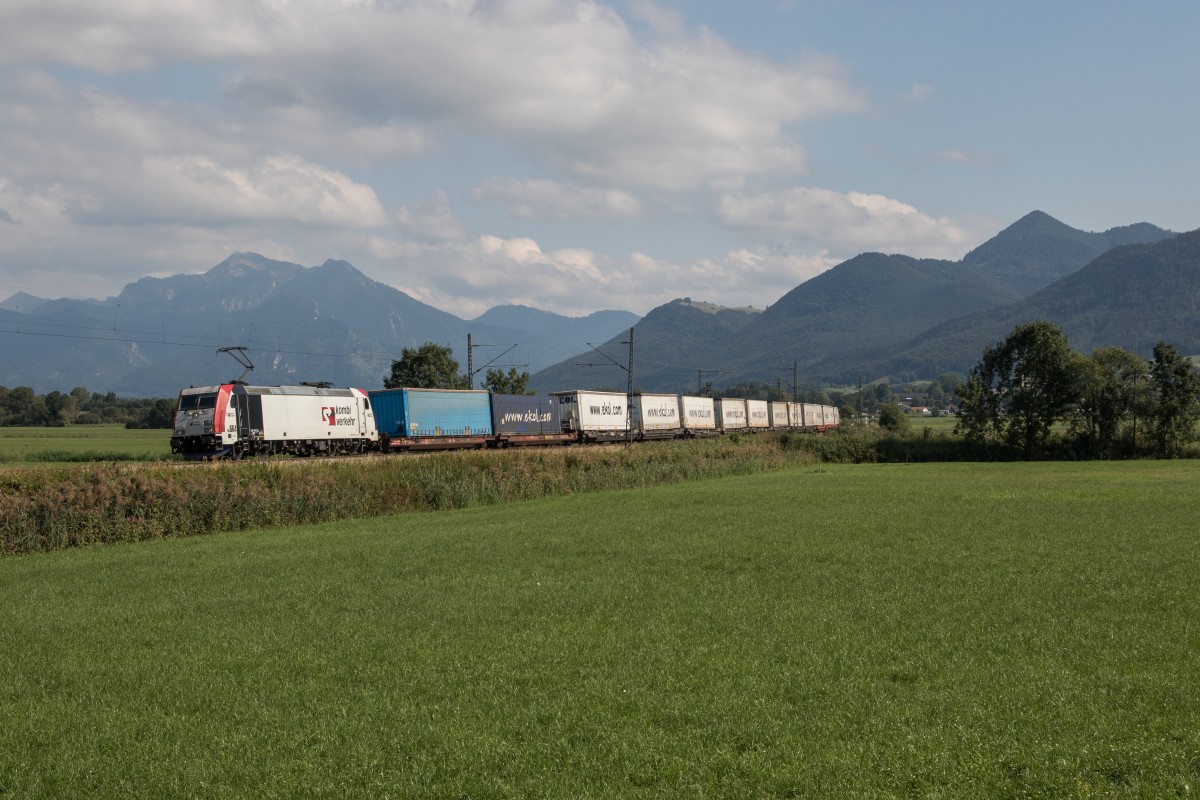 185 664 bef�rderte am 18. August 2015 bei Weisham den  EKOL-Zug  in Richtung M�nchen.