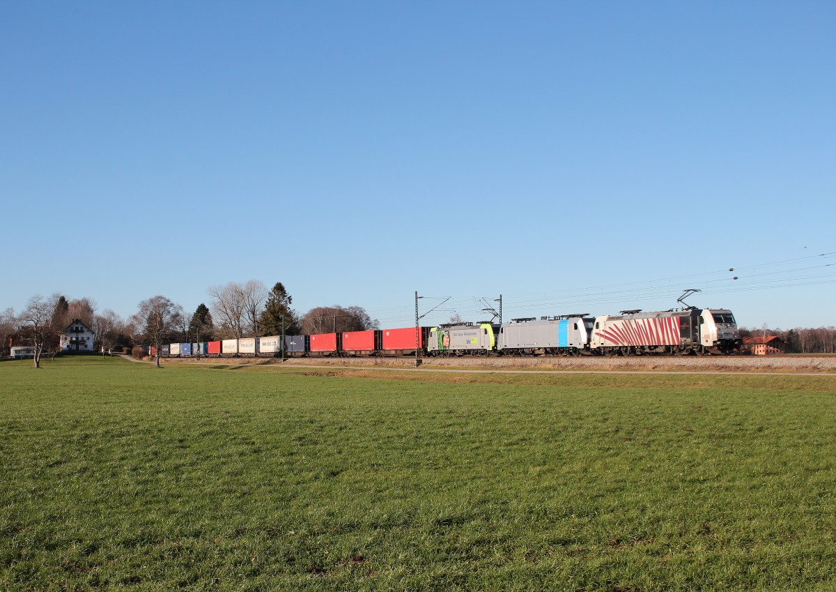 185 666-5, 186 290-3 von  Railpool  und die  BLS -Lok 486 507-7 mit dem  EKOL -Zug am 6. Dezember 2015 bei �bersee am Chiemsee.