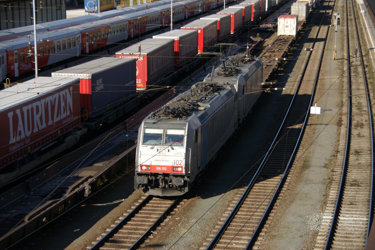 186 102 am 30. Oktober 2011 im Bahnhof von Kufstein/Tirol vor der weiterfahrt in Richtung Brenner.
