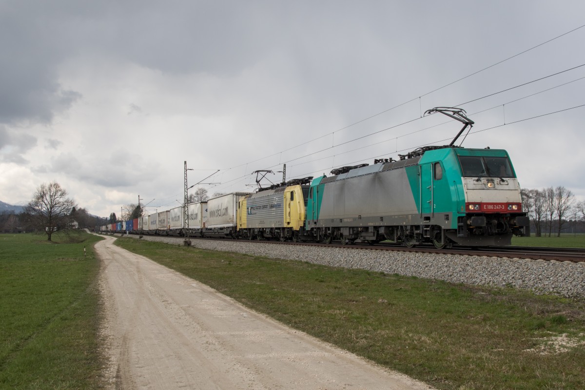 186 247-3 und 189 905 mit dem  EKOL-Zug  am 5. April 2015 bei �bersee am Chiemsee.