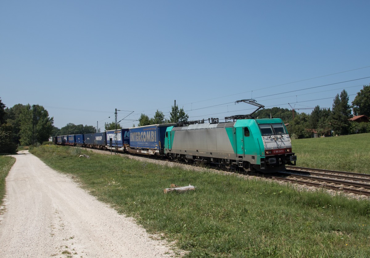 186 247-3 war am 9. August 2015 bei �bersee in Richtung Salzburg unterwegs.