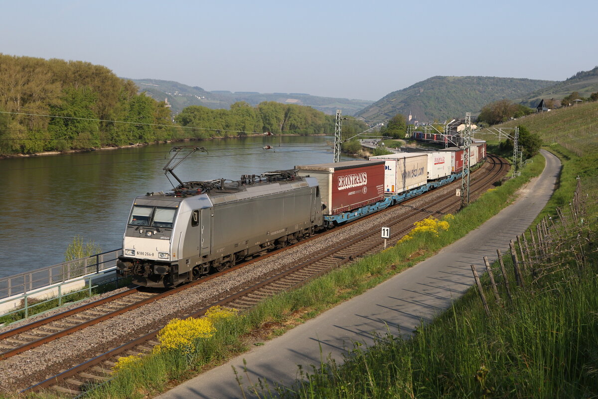 186 264 von  AKIEM  mit einem KLV am 2. Mai 2022 im  B�chergrund  bei Lorch am Rhein.