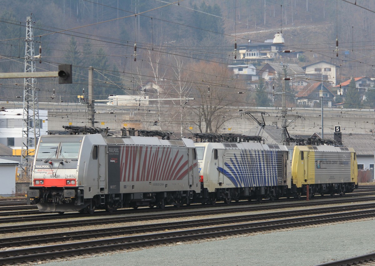 186 281-2, 189 917 und 189 902-0 am 29. M�rz 2013 im Bahnhof von Kufstein.