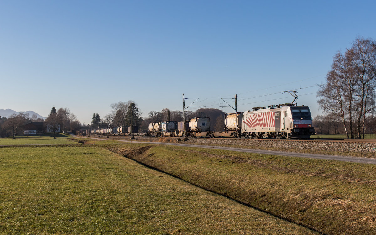 186 282-4 mit einem  KLV -Zug am 6. Dezember 2016 bei �bersee am Chiemsee.