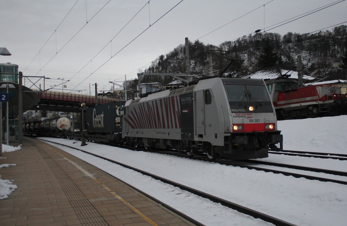 186 283 durchf�hrt am 5. Januar 2015 mit einem G�terzug den Bahnhof von  Salzburg/Gnigl .