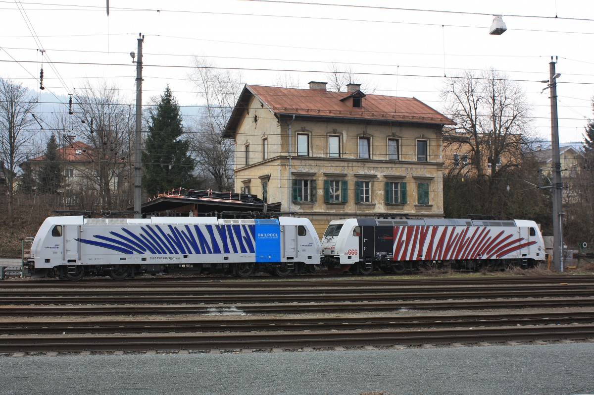 186 287-9 und 185 666 sind am 29. M�rz 2013 im Bahnhof von Kufstein abgestellt.