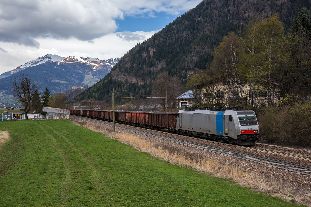 186 288 war mit einem Schrottzug am 7. April 2017 bei Freienfeld/Campo di Trens in Richtung S�den unterwegs.