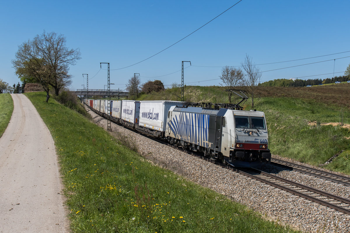 186 440 war mit dem  Ekol -Zug am 29. April 2016 bei Stra� in Richtung Salzburg unterwegs.