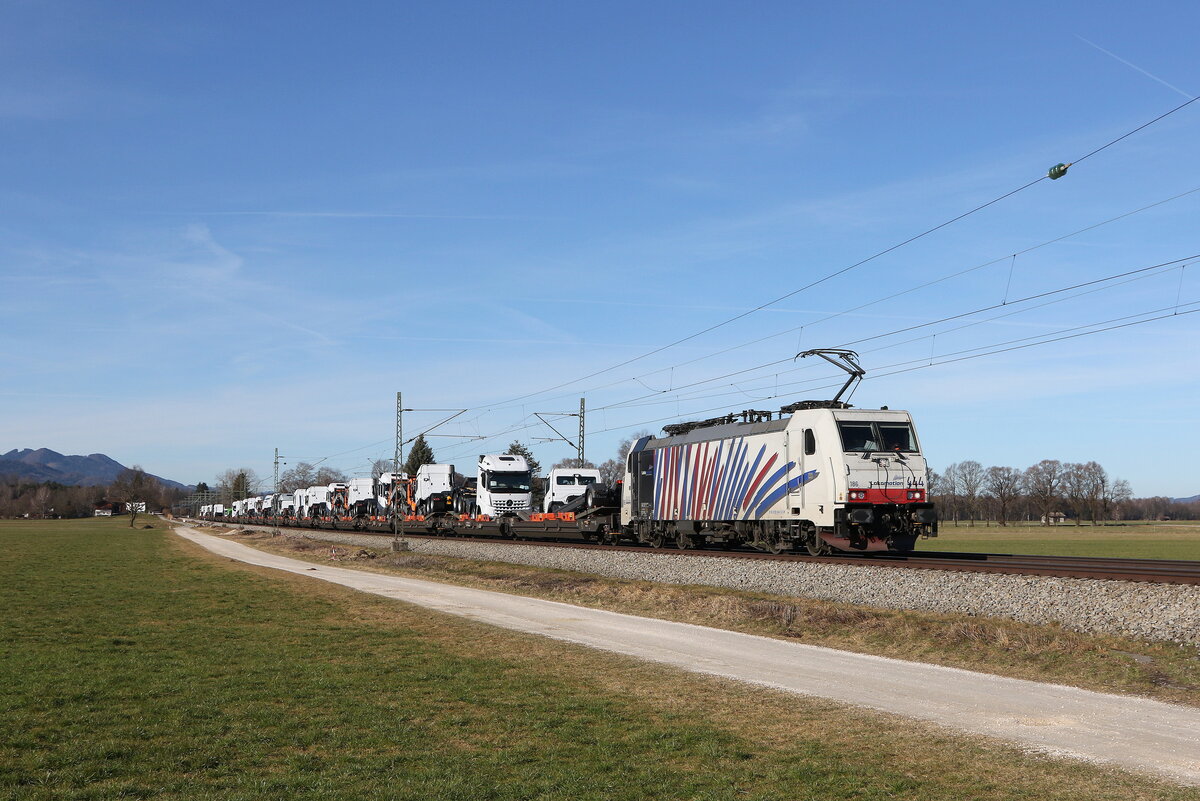 186 444 war am 21. Februar 2023 mit  LKW-Zugmaschinen  bei �bersee am Chiemsee in Richtung Salzburg unterwegs.
