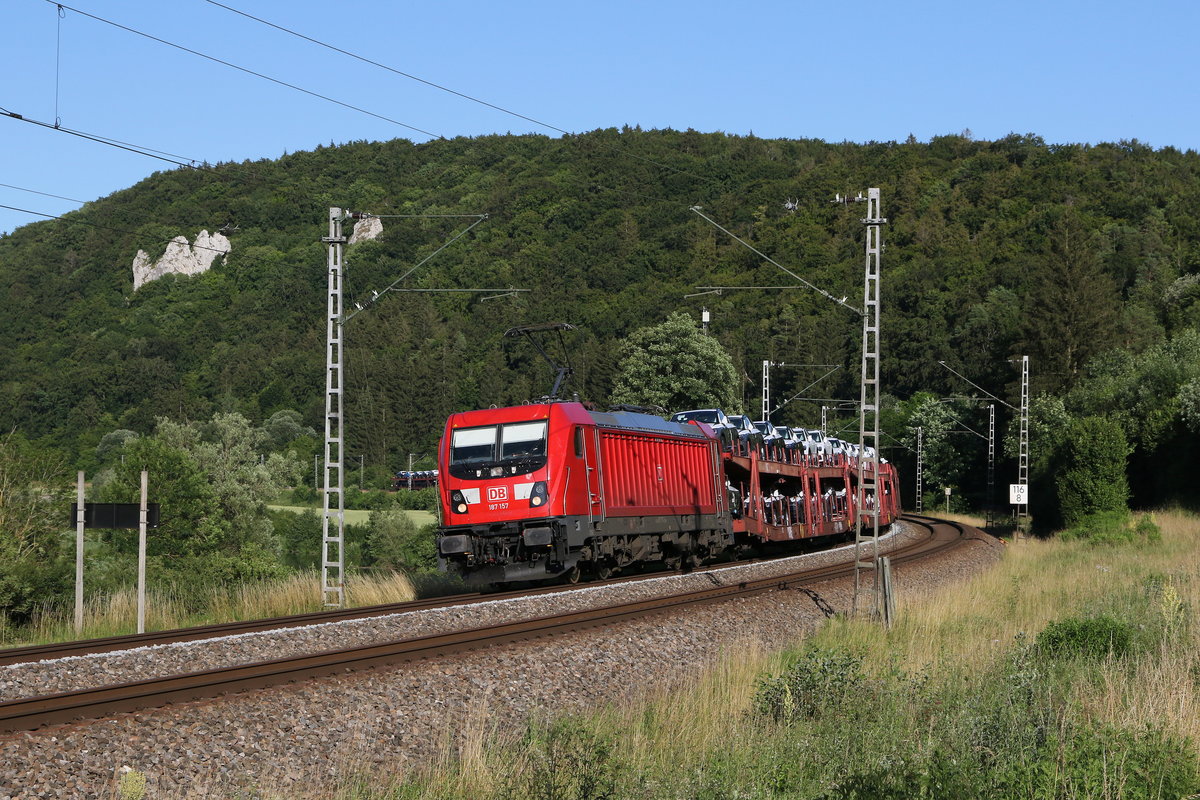 187 157 mit einem Autozug aus Ingolstadt kommend am 30. Juni 2020 bei Dollnstein im Altm�hltal.