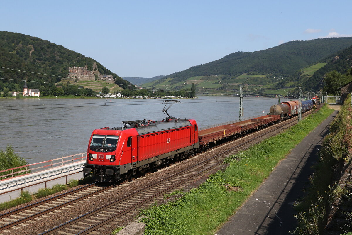 187 181 mit einem gemischten G�terzug am 21. Juli 2021 bei Assmannshausen am Rhein.