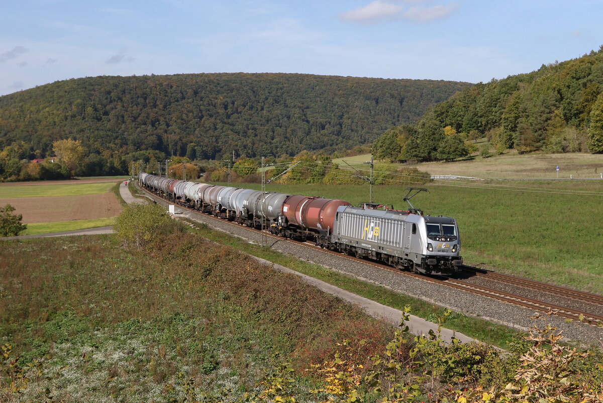 187 501 der  Hessischen G�ter Bahn  mit einem Kesselwagenzug am 10. Oktober 2022 bei Harrbach am Main.