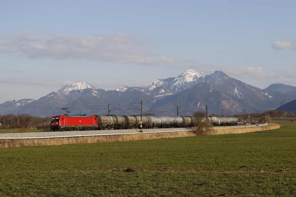 187 xxx mit einem Kesselwagenzug am 20. M�rz 2019 bei Bernau am Chiemsee.