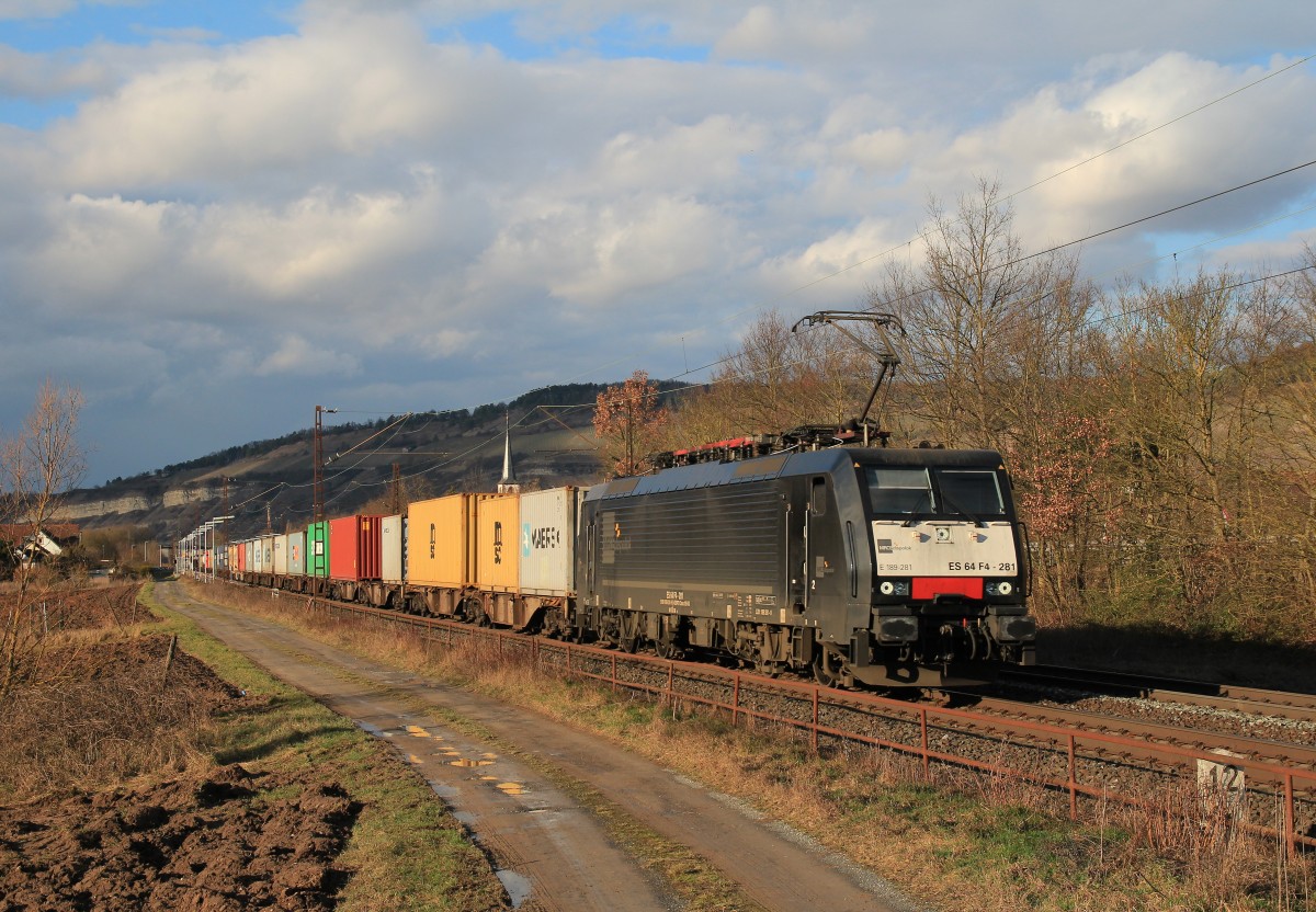 189 281 ist am 19. Februar 2014 mit einem Containerzug bei Th�ngersheim in Richtung W�rzburg unterwegs.