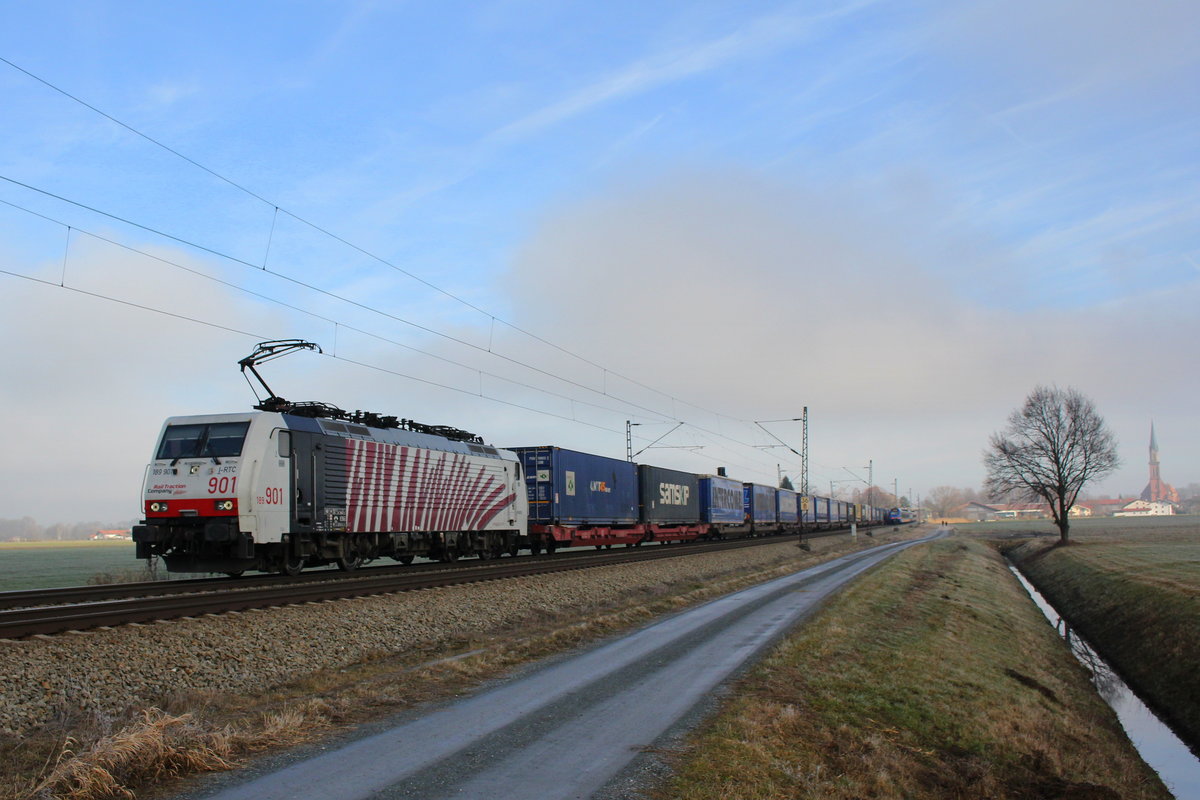 189 901 mit dem  Intercombi  aus Salzburg kommend am 17. Dezember 2016 bei �bersee am Chiemsee.