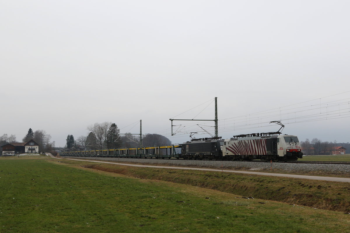 189 904 & 189 985 waren am 2. Dezember 2021 mit einem leeren Autozug bei �bersee am Chiemsee in Richtung Salzburg unterwegs.