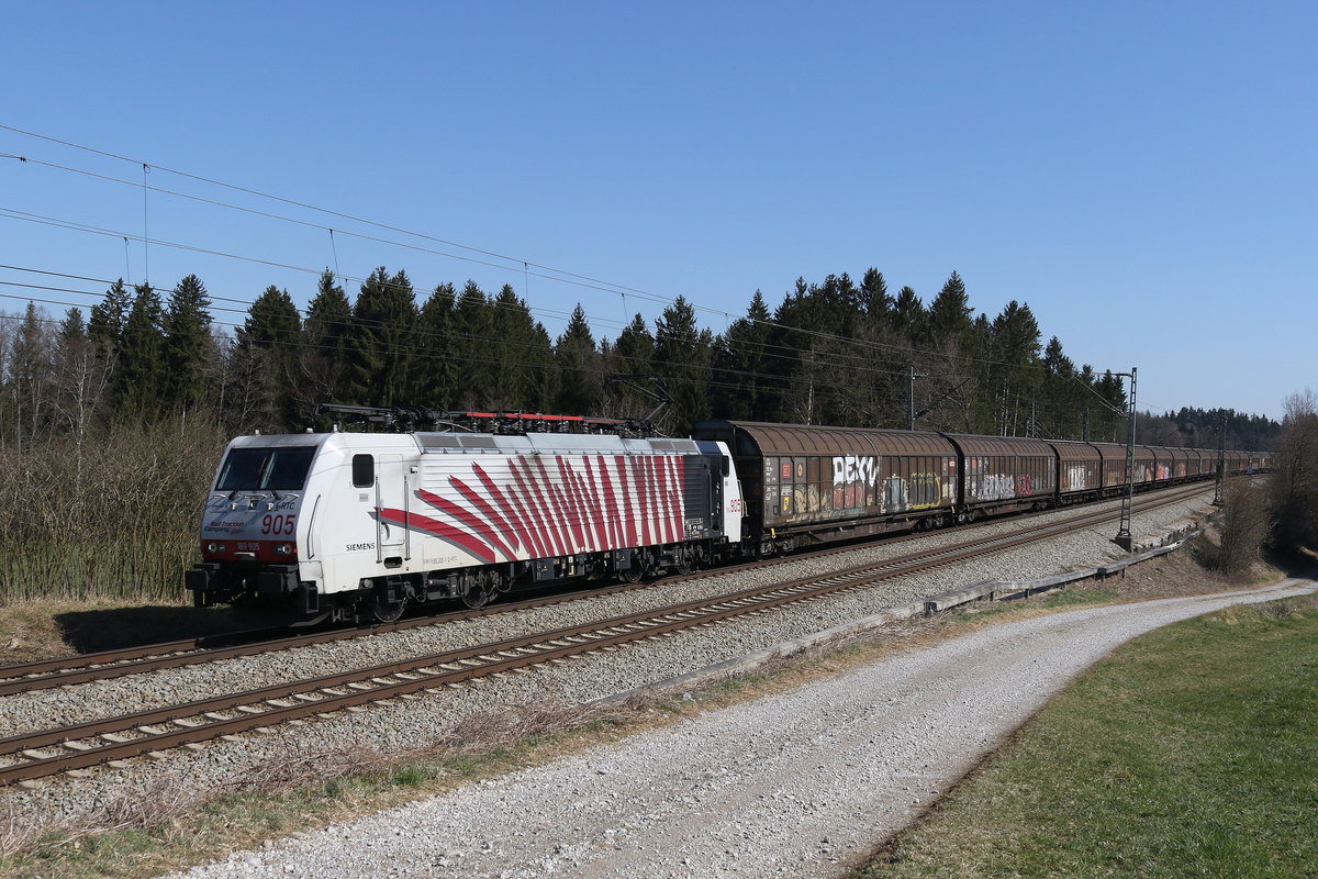 189 905 mit einem Schiebewandwagenzug aus Salzburg kommend am 1. April 2020 bei Grabenst�tt im Chiemgau.