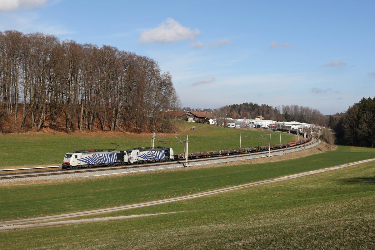 189 914 und 193 770 mit einem Schrottzug aus Freilassing kommend am 18. Februar 2024 bei Axdorf im Chiemgau.