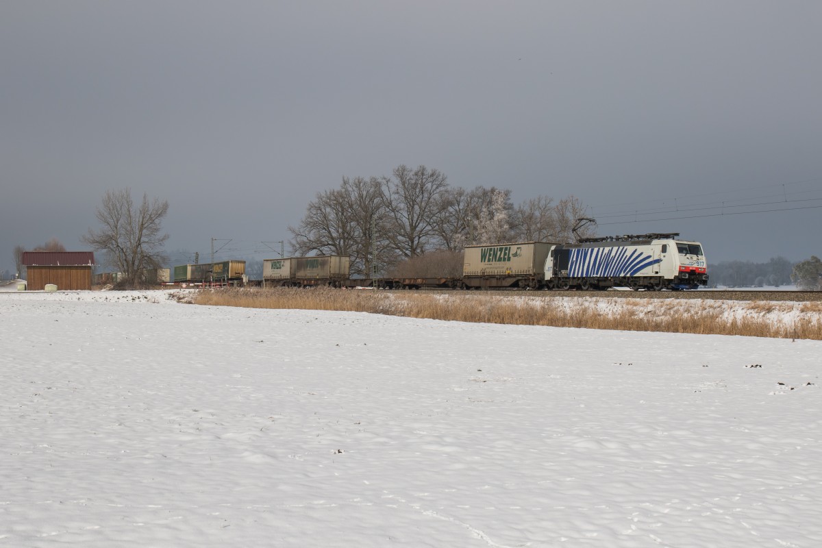 189 917-8 mit dem  Wenzel-Zug  am 22. Januar 2016 bei Weisham.