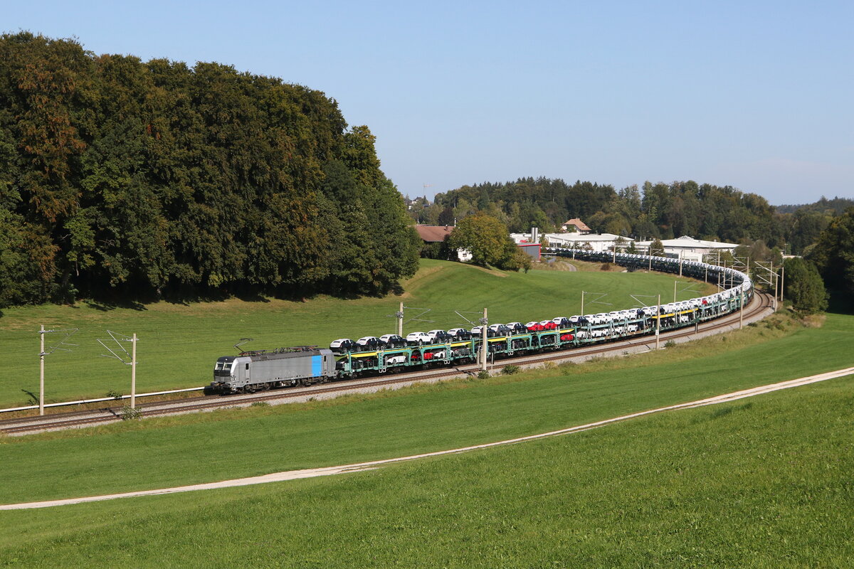 193 092 mit einem Autozug auf dem Weg nach M�nchen. Aufgenommen am 3. Oktober bei Axdorf.