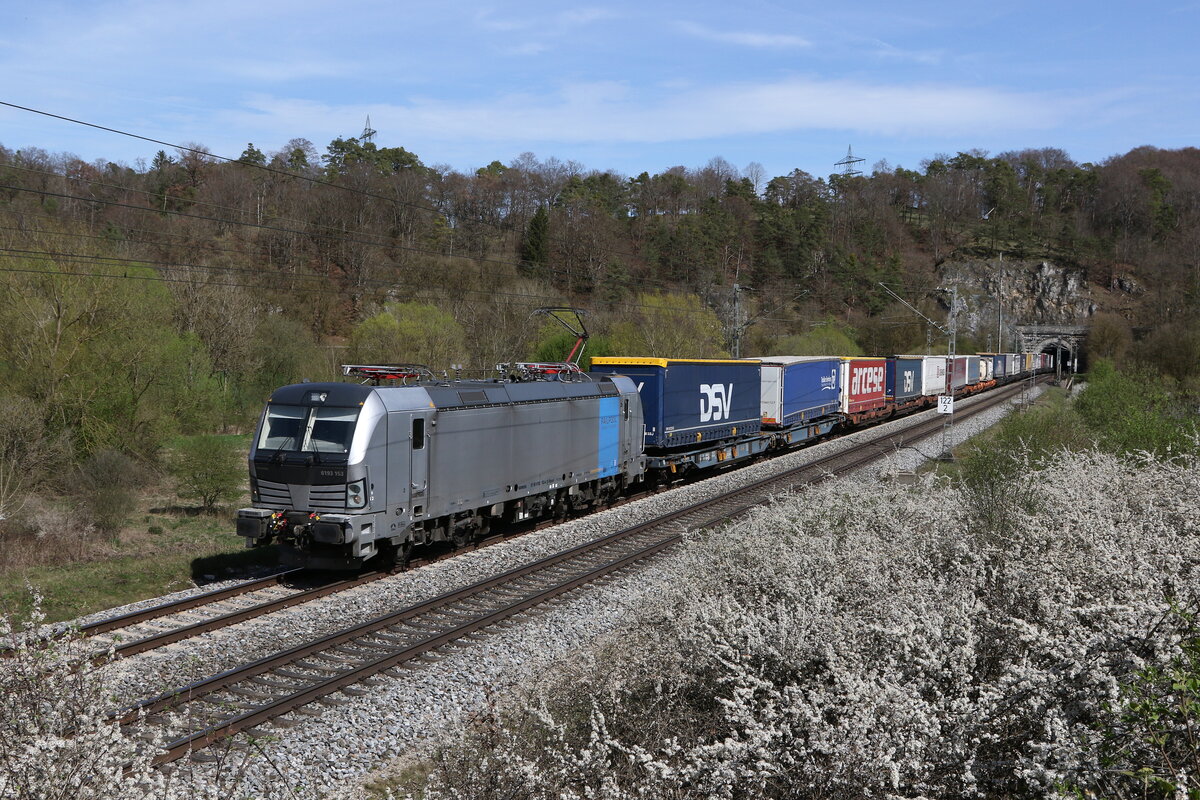 193 153 mit einem  KLV  aus Ingolstadt kommend am 5. April 2024 kurz nach dem  Esslinger Tunnel  im Altm�hltal.