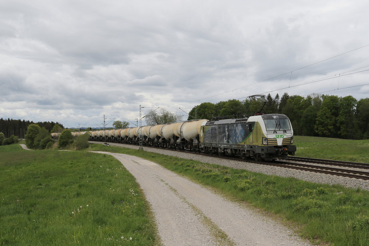 193 218 mit einem Kesselwagenzug auf dem Weg nach Freilassing. Aufgenommen am 4. Mai 2020 bei Grabenst�tt im Chiemgau.