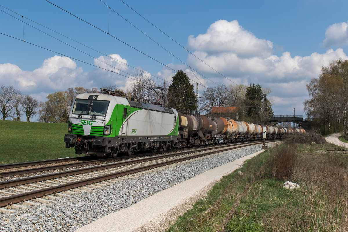 193 240 mit einem Kesselwagenzug aus Salzburg kommend am 10. April 2016 bei �bersee am Chiemsee.