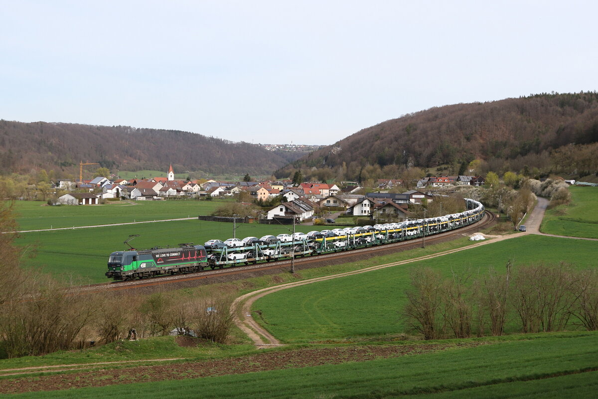 193 252 war mit einem Autozug am 5. April 2024 bei Breitenfurt im Altm�hltal in Richtung Treuchtlingen unterwegs.