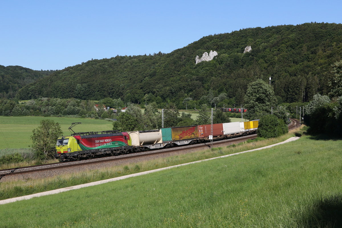 193 557  Our Daily Hereos  mit einem  KLV  am 30. Juni 2020 bei Dollnstein im Altm�hltal.