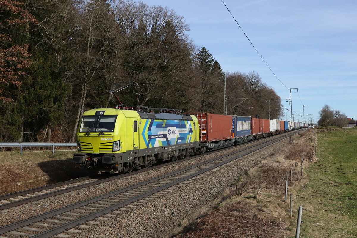 193 587 von  WLC  war mit einem  KLV  am 21. Februar 2024 bei Hufschlag in Richtung M�nchen unterwegs.