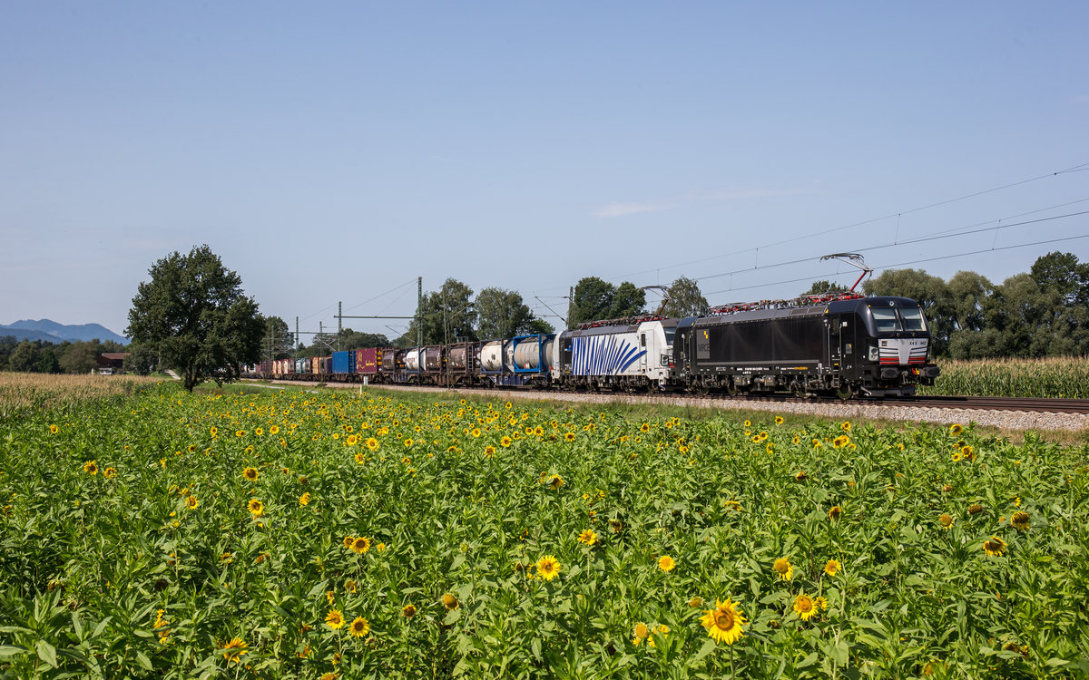 193 662 und 193 770 mit einem Containerzug aus M�nchen kommend am 26. August 2017 bei �bersee.